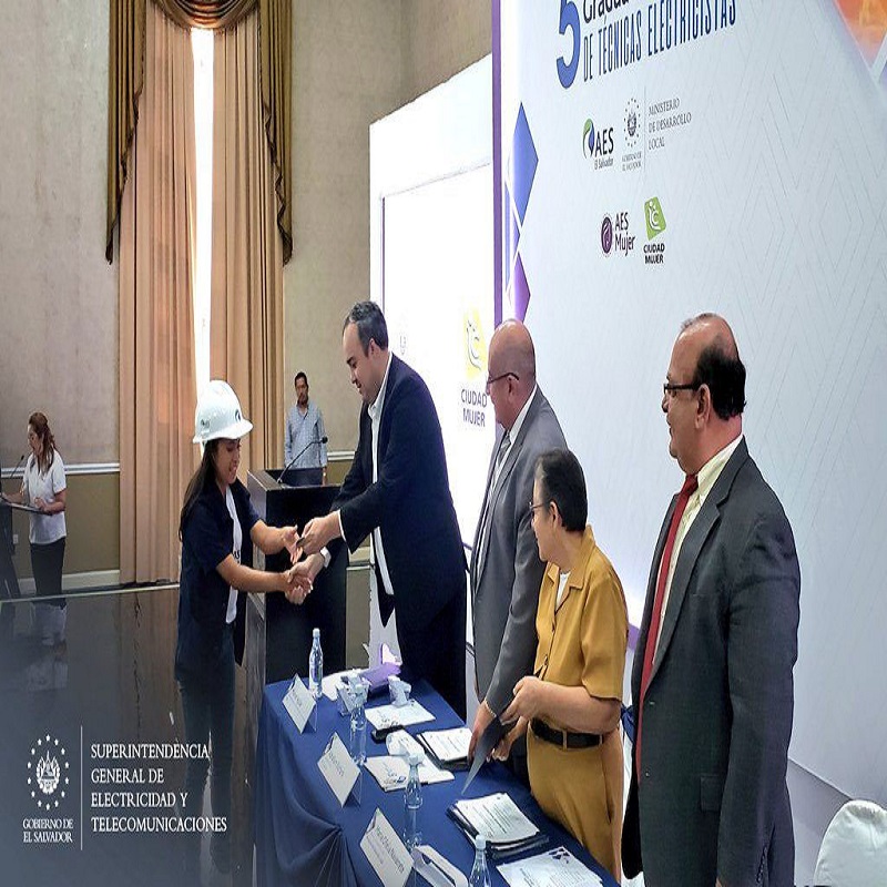 Superintendente Manuel Ernesto Aguilar participa en Graduación de 129 mujeres electricistas